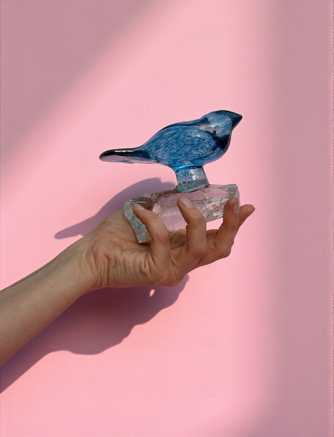 פסל זכוכית Blue Bird On A Rock