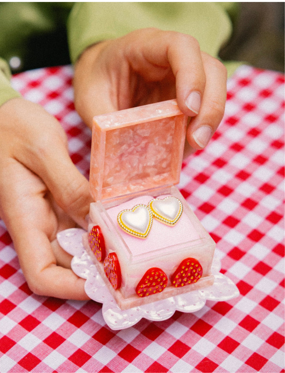 זוג עגילים צמודים Pearl Hearts