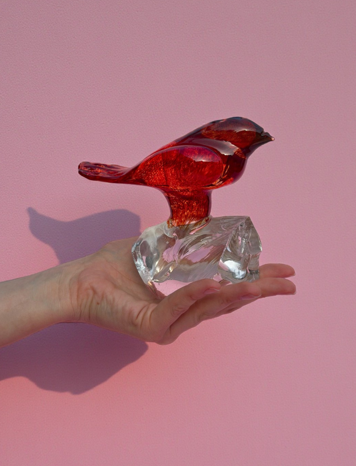 פסל זכוכית Red Bird On A Rock B