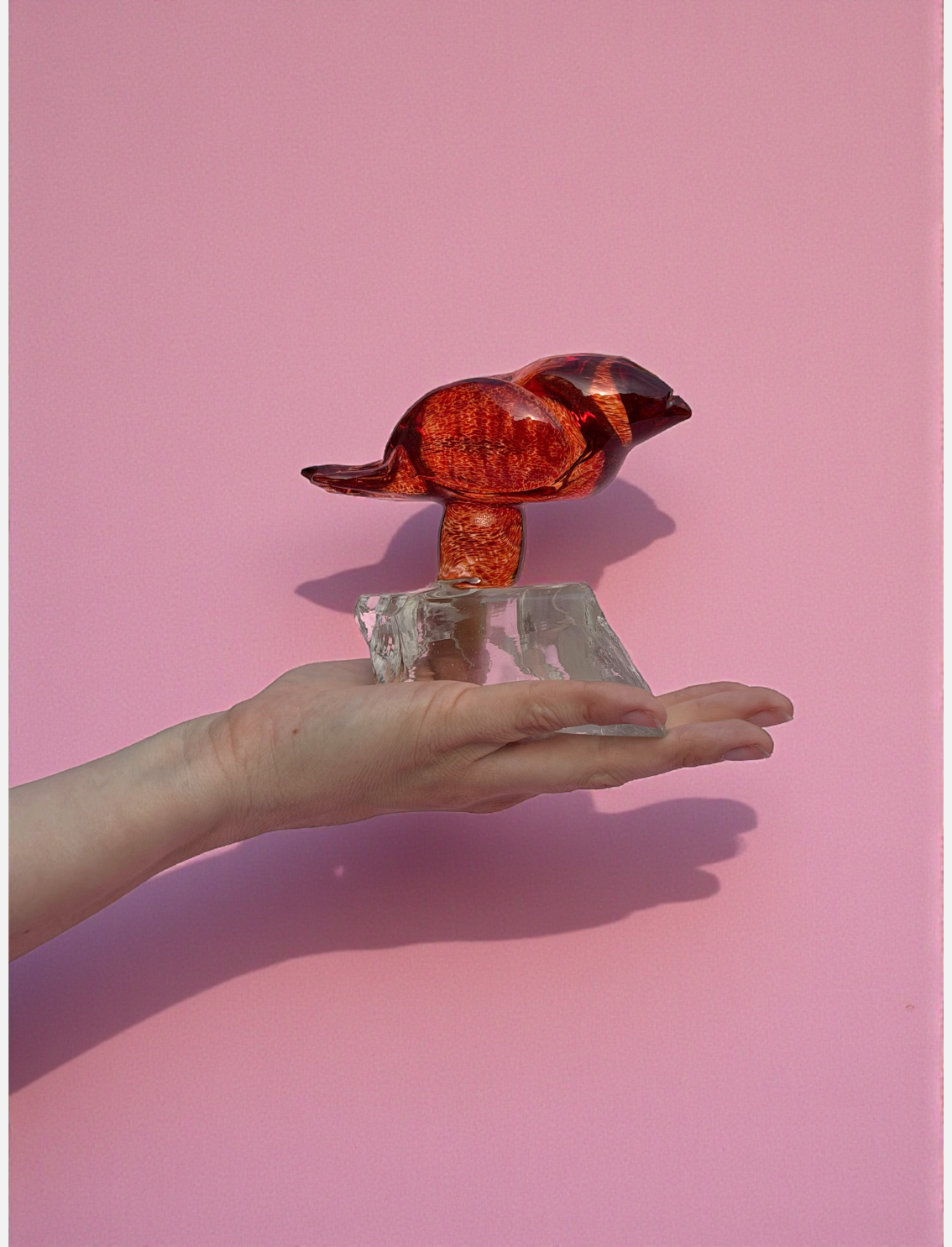 פסל זכוכית Red Bird On A Rock A