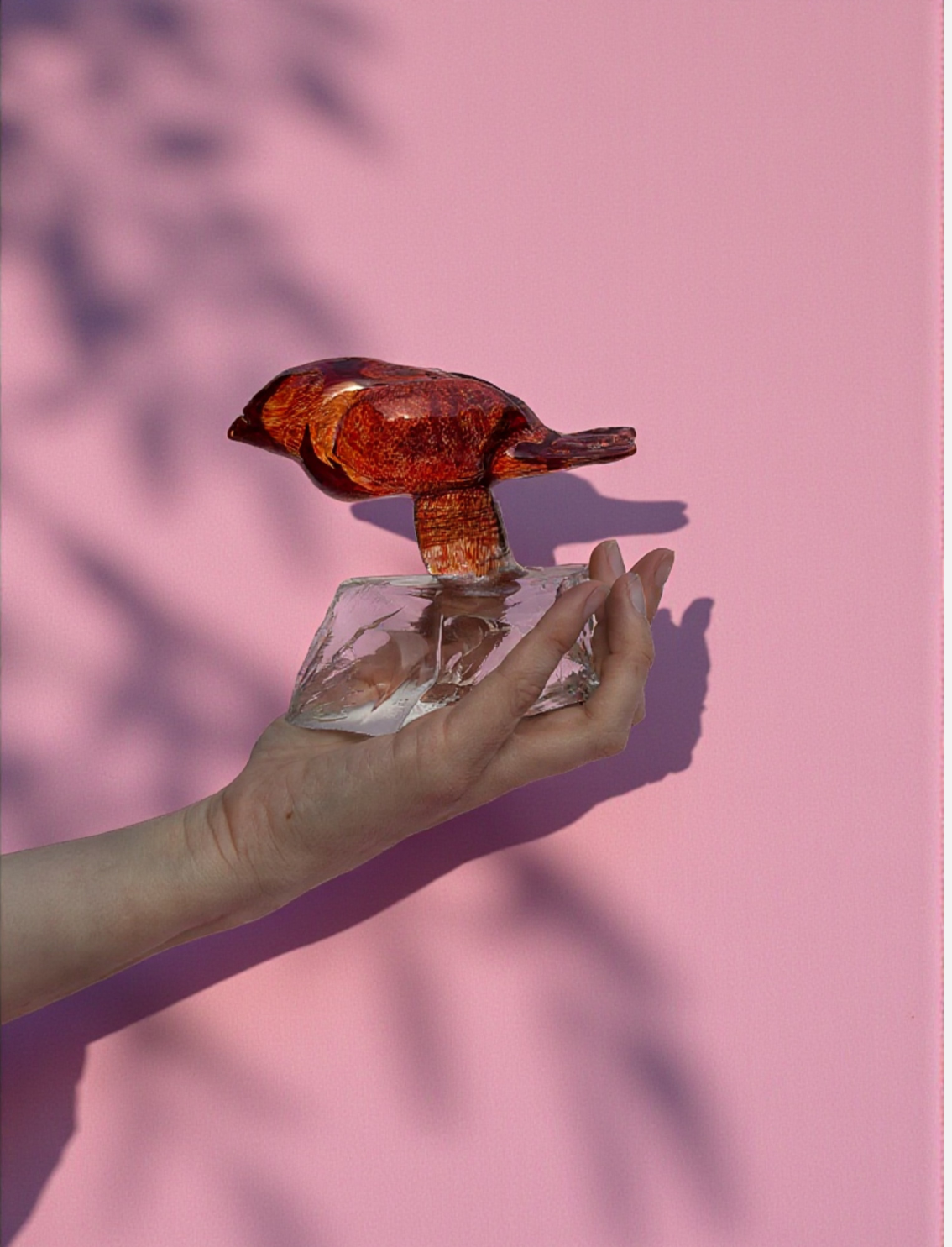 פסל זכוכית Red Bird On A Rock A