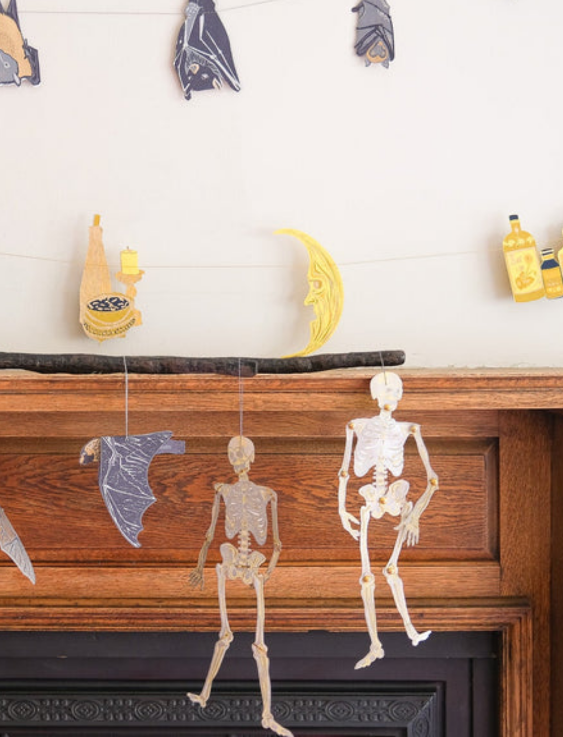 קישוטי נייר לתלייה Dancing Skeletons