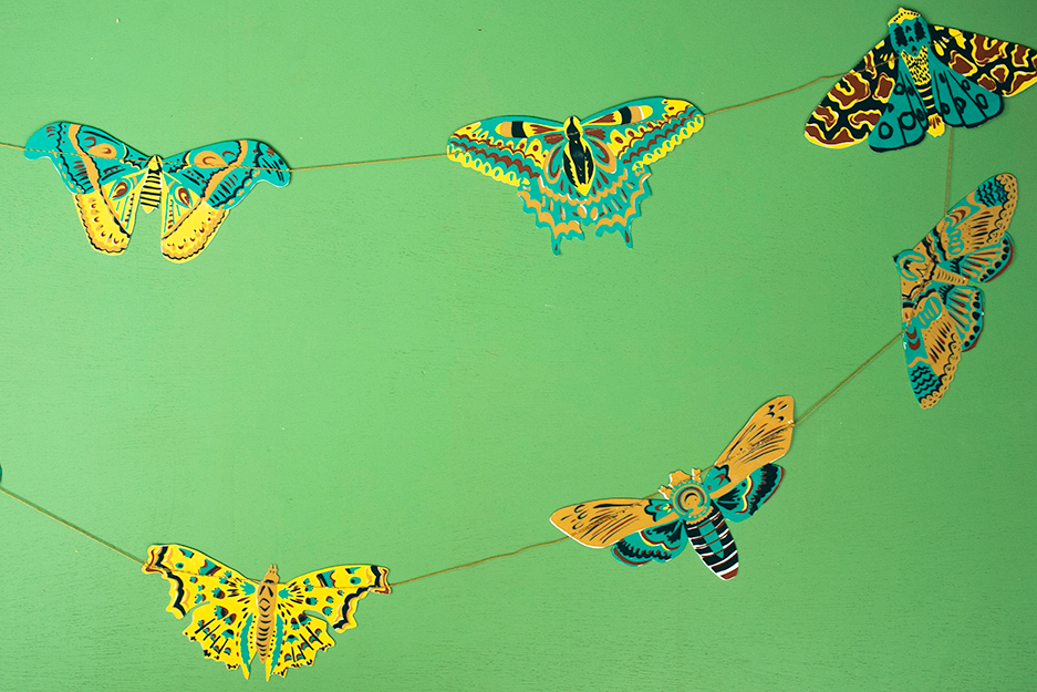 גרילנדת נייר תפורה Moths