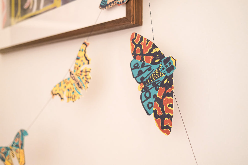 גרילנדת נייר תפורה Moths