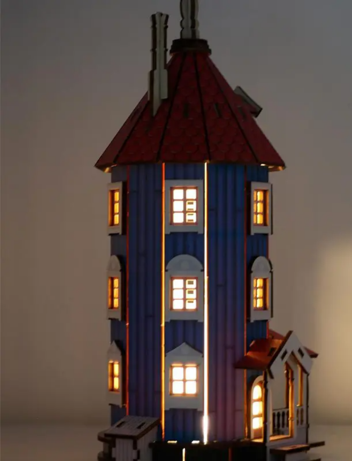 מנורת עץ להרכבה Moomin House