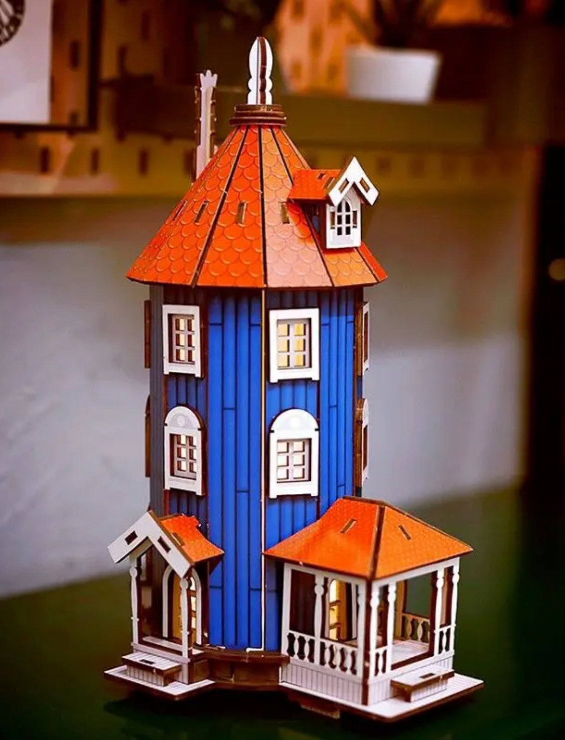 מנורת עץ להרכבה Moomin House