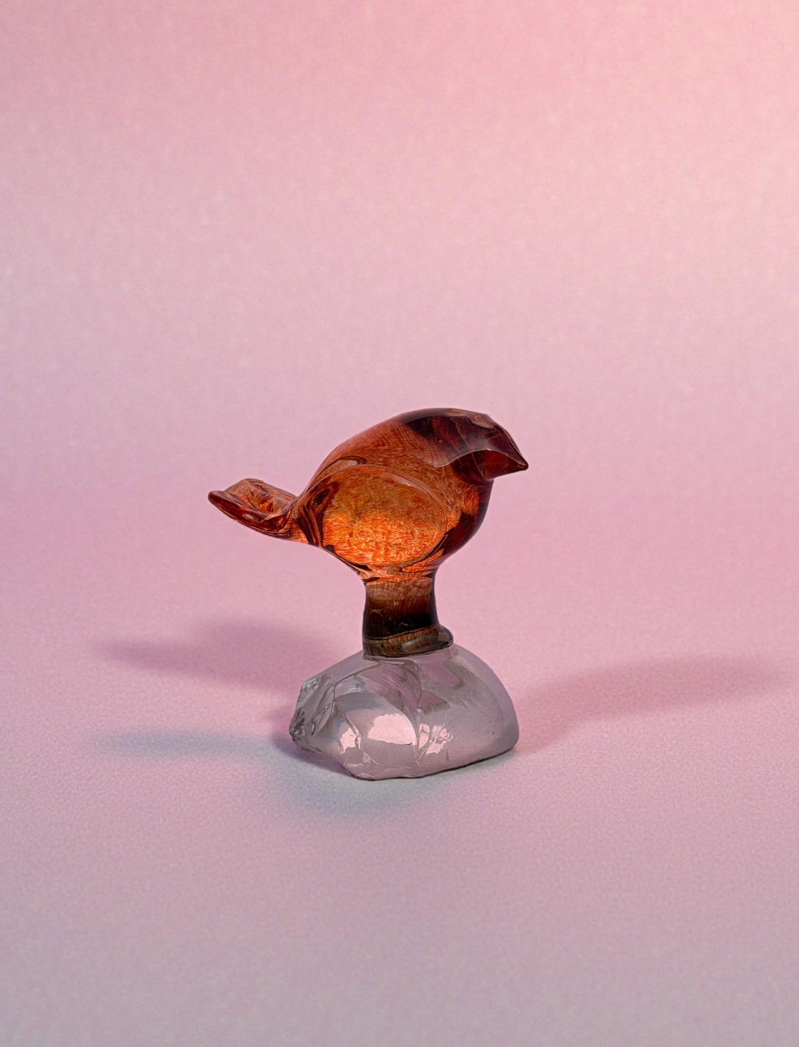 פסל זכוכית Red Bird On A Rock D