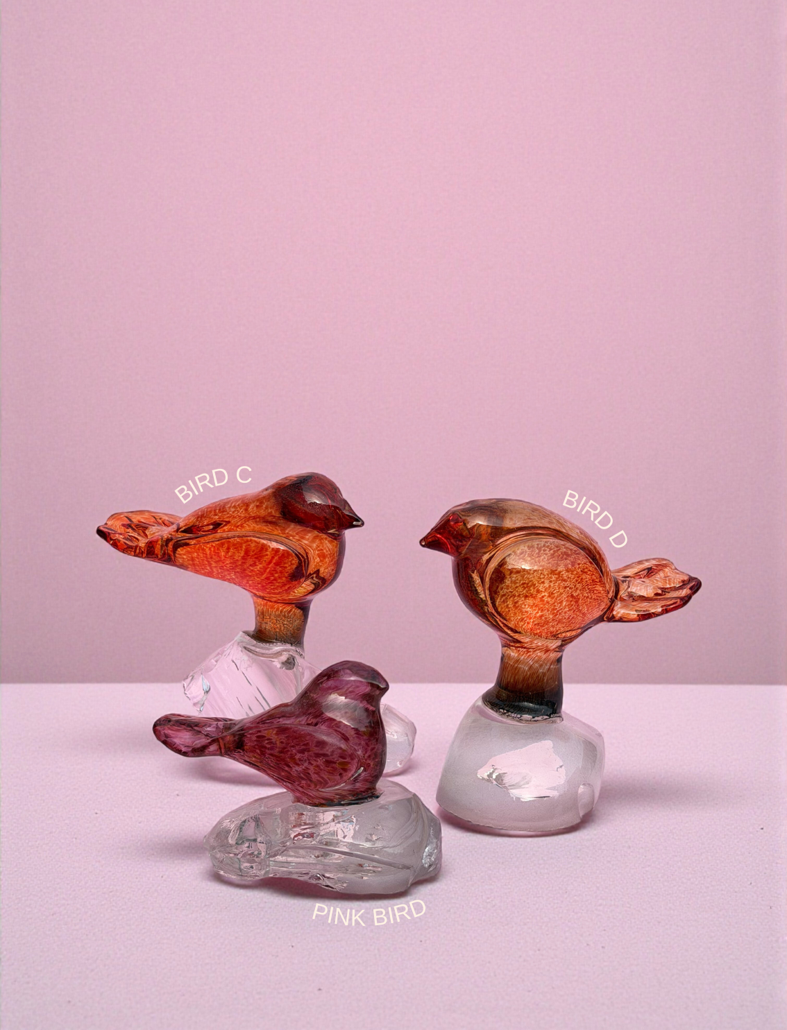 פסל זכוכית Red Bird On A Rock D