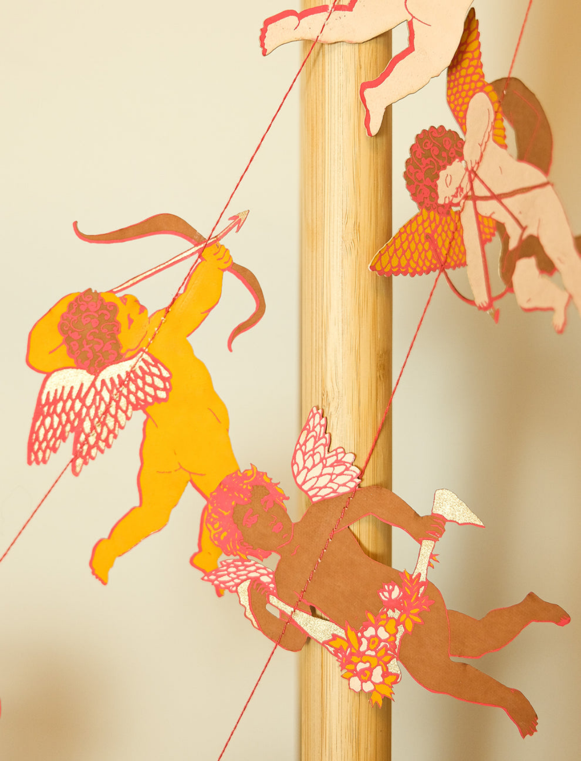 גרילנדת נייר תפורה Cupid