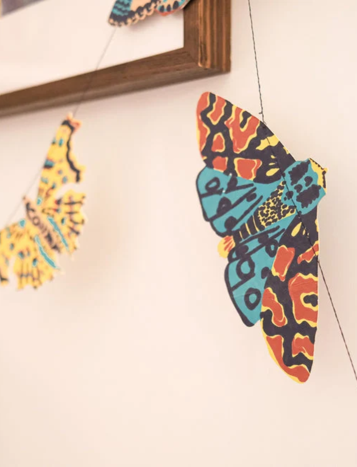 גרילנדת נייר תפורה Moths