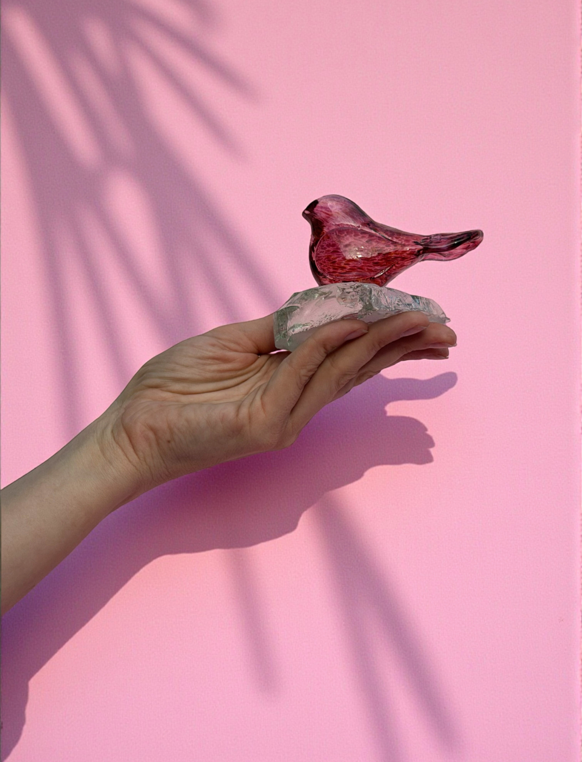 פסל זכוכית Pink Bird On A Rock